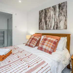 Apartment Spacious 3 Bedroom Modern House - Heart Of - Private Main Door Entrance & Private Garden With Stunning Views Of Arthur Seat, Edinburgh