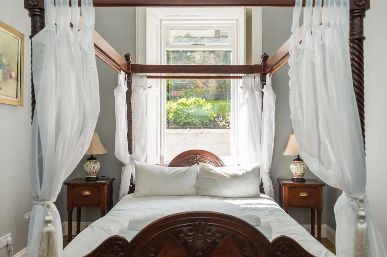 Victorian Elegance With Stunning Castle View Holiday home Edinburgh